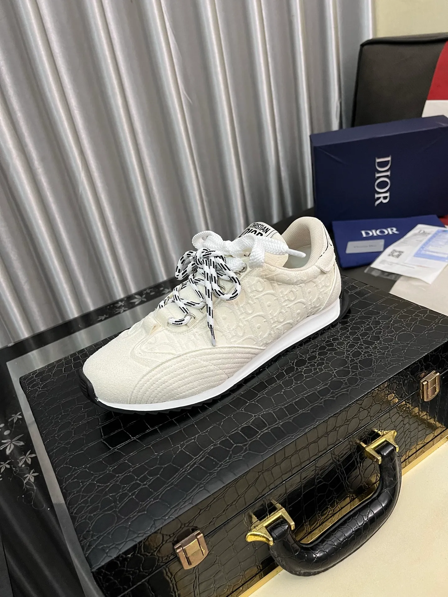 Men's shoes 💰500⌚️⌚️Dior original quality.~ Unique modern style sneakers. 🏃A must-have casual shoe for trendy men😍😍 Original brand imported from Italy, imported original leather, sheep lining (refuses to discolor and grind feet) Sole: Original sole provided by the original factory, French lazy style design ⚠️Fit to the feet, original quality, super comfortable original sole. Just like shooting the real thing 🎬The real thing is better Code number: 38-446️⃣Colors available